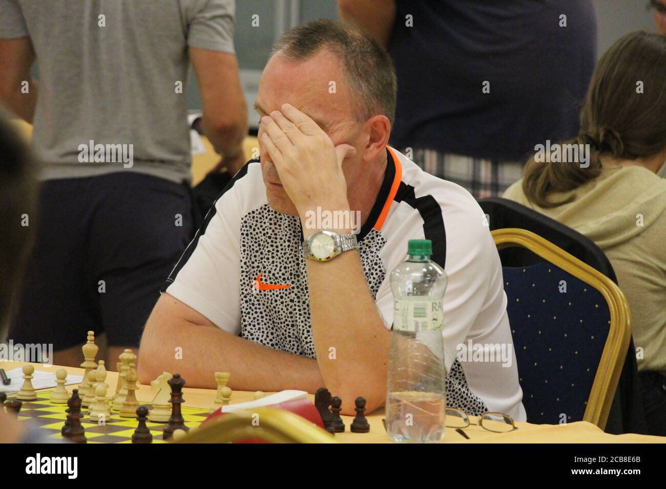 Un joueur tchèque d'échecs pense si fort pendant la tournée tchèque 2020. Banque D'Images
