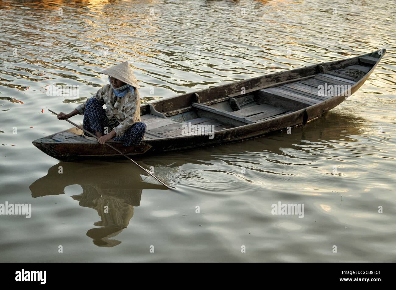 Femme sur un bateau en bois à Hoi an, Vietnam Banque D'Images