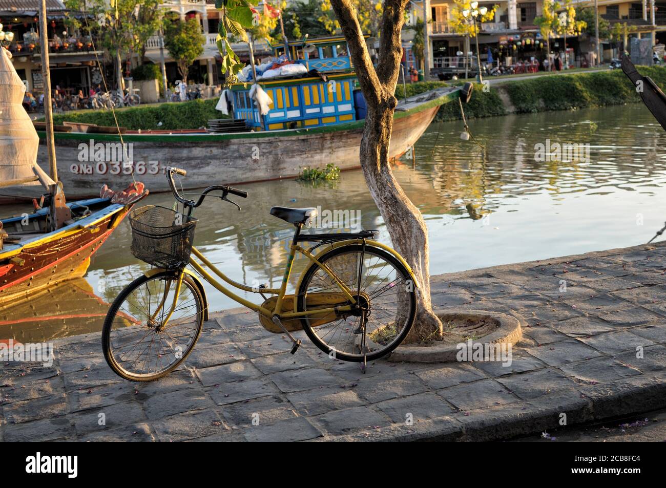 Vélo sur la rive de la rivière Thu bon à Hoi an, Vietnam Banque D'Images