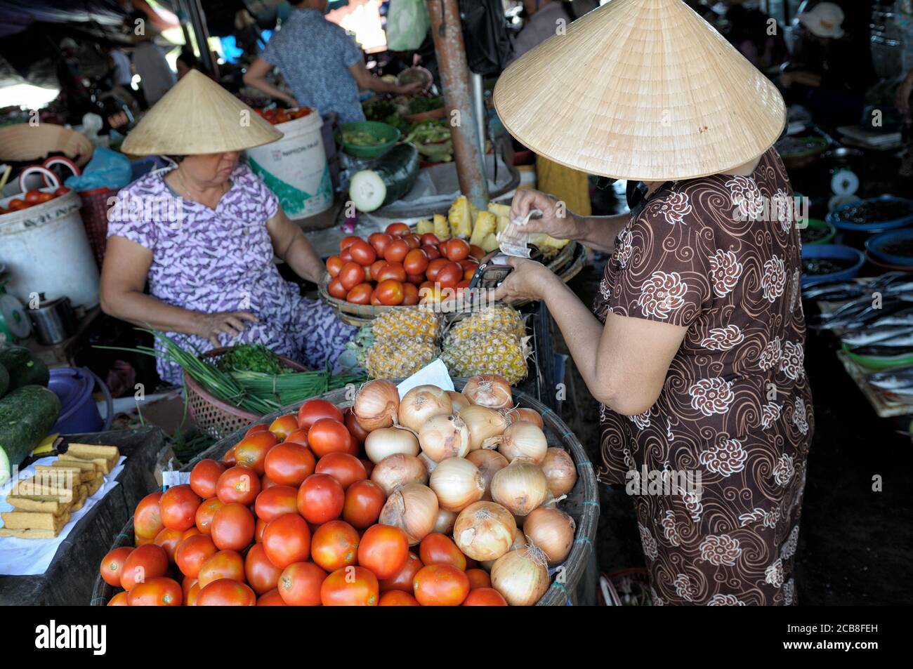 Oignons et tomates à Hoi an marché central, Vietnam Banque D'Images