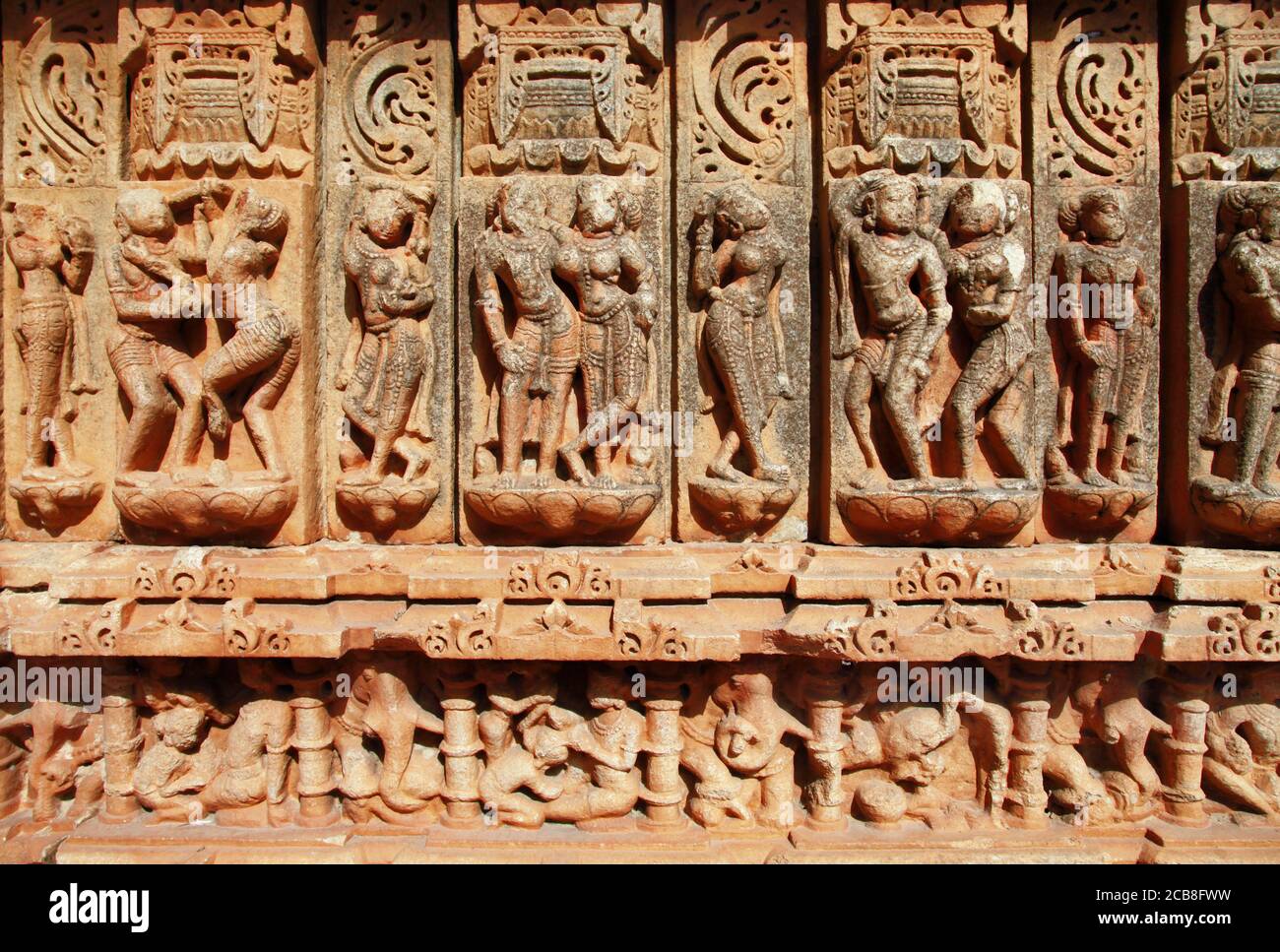 Sculptures murales en pierre dans le temple indien Sahastra Bahu (SAS-Bahu) à Nagda, Udaipur, Rajasthan, Inde. Banque D'Images