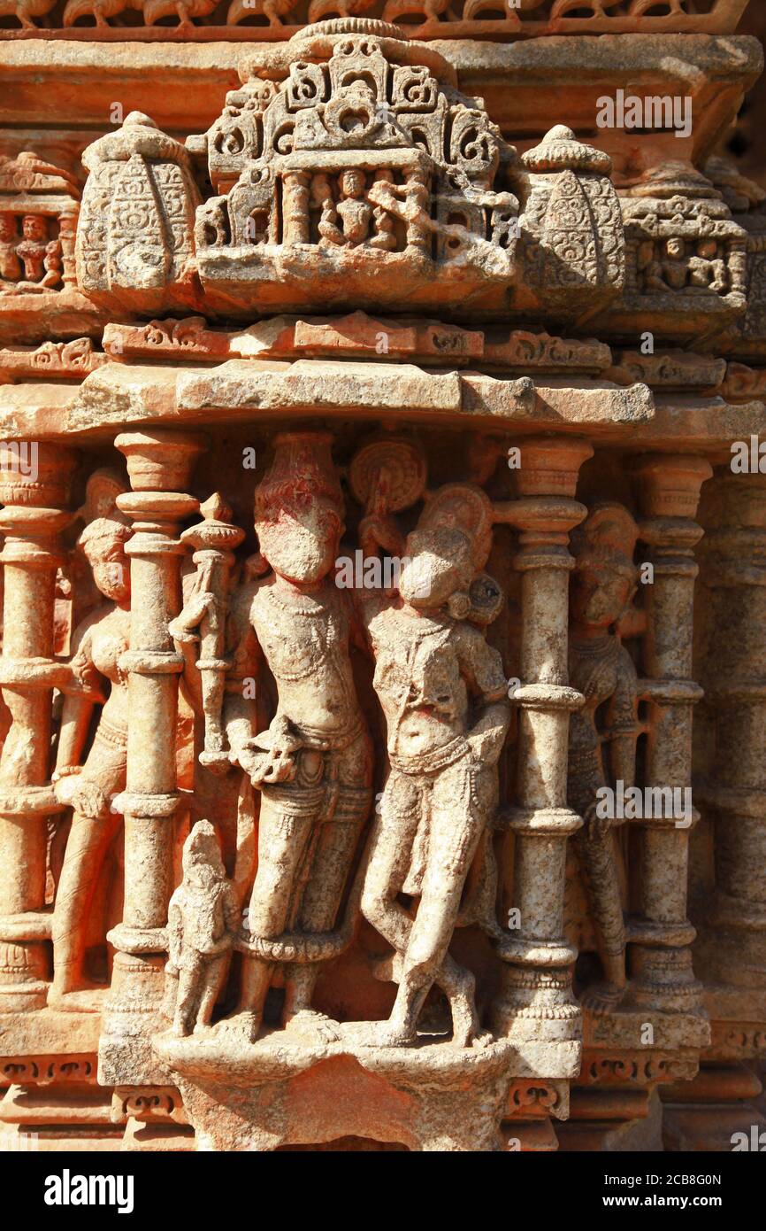 Sculptures en pierre étonnantes dans le temple indien Sahastra Bahu (SAS-Bahu) à Nagda, Udaipur, Rajasthan, Inde. Banque D'Images