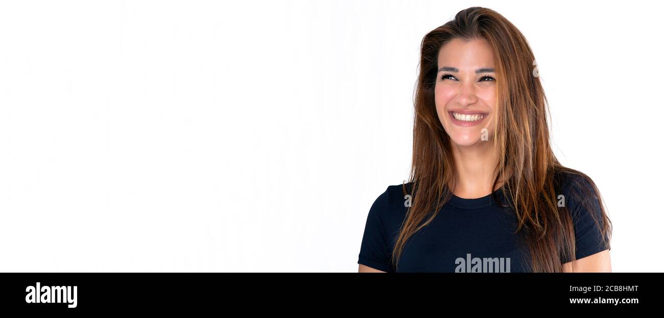 belle fille souriante avec de longs cheveux coulant sur blanc arrière-plan Banque D'Images