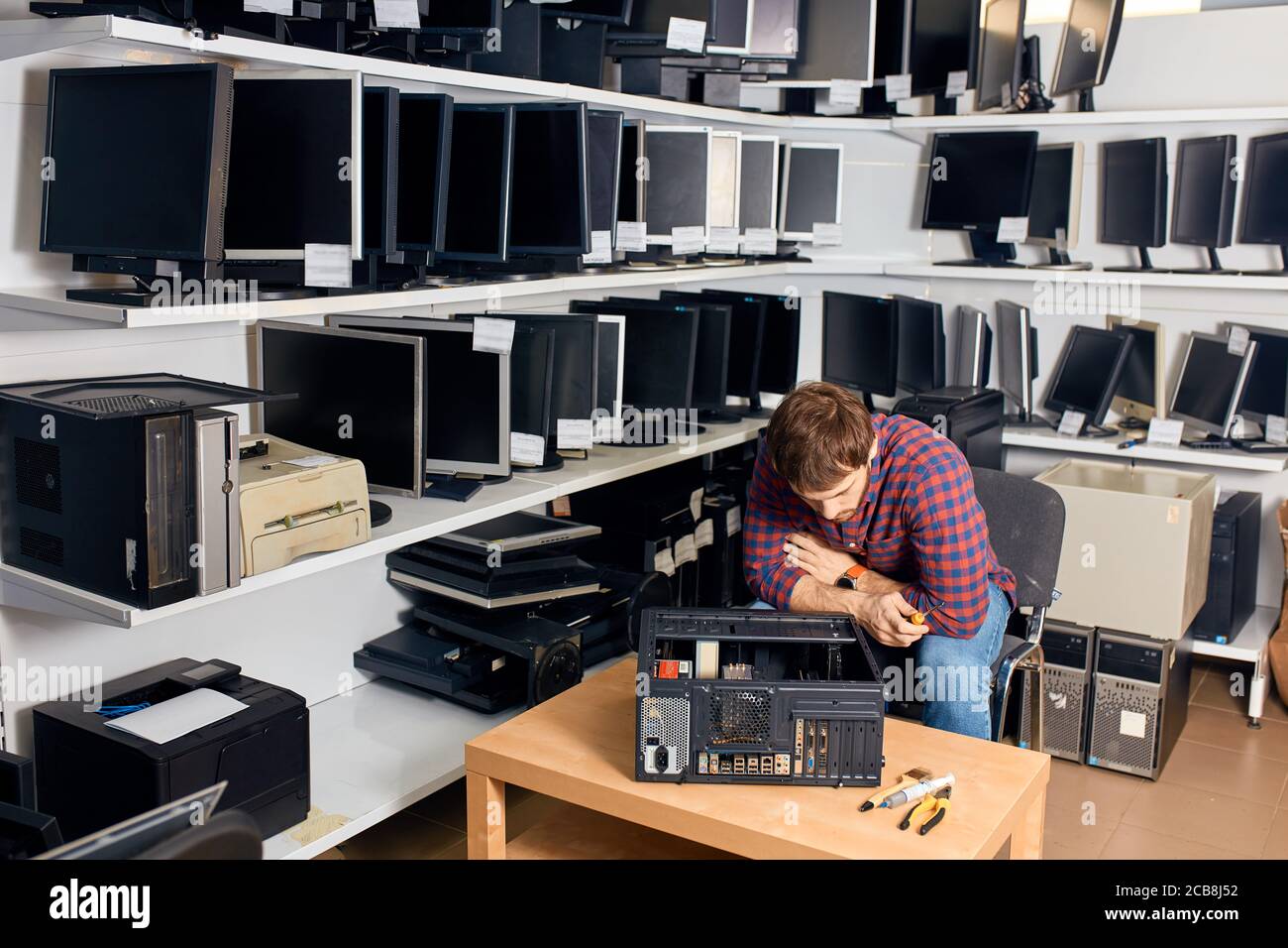 Un technicien informatique intelligent répare les PC. Temps libre pour les affaires, le travail, la profession et l'occupation Banque D'Images