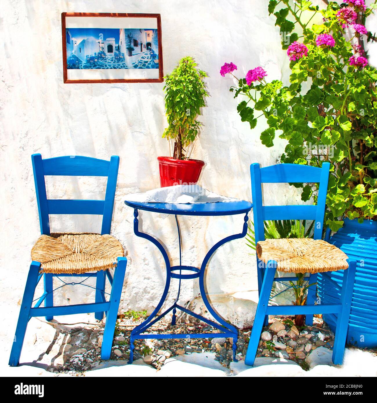 De charmants bars de rue traditionnels et tavernes de Grèce avec des chaises en bois aux couleurs typiques. Île de Kos Banque D'Images