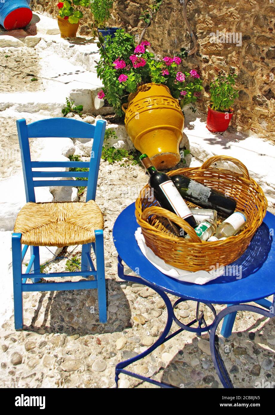 De charmants bars de rue traditionnels et tavernes de Grèce avec des chaises en bois aux couleurs typiques. Île de Kos Banque D'Images