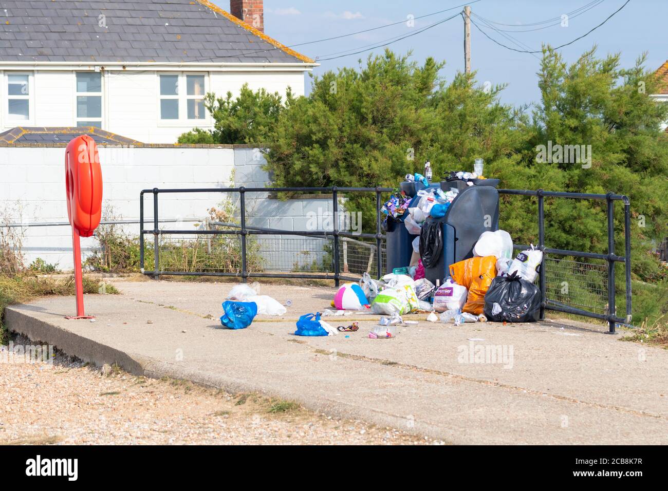 Des piles de détritus sont laissées sur la promenade de la plage, cambre, est de sussex, royaume-uni Banque D'Images