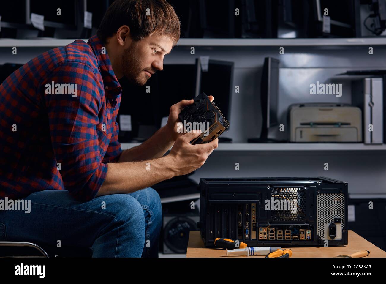 Homme talentueux apprenant à réparer un PC cassé, gros plan sur une photo de côté Banque D'Images