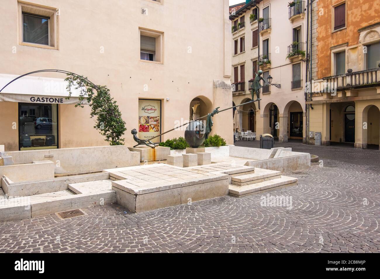 Vicenza, Italie - 12 août 2019 : Fontaine pour enfants de 1984 avec sculptures en bronze de Nereo Quagliato sur la Piazza delle poste de Vicenza Banque D'Images