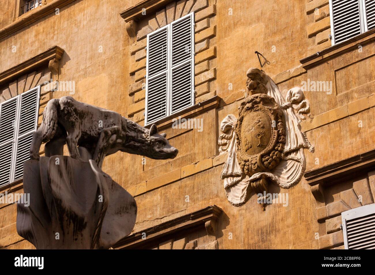 Statue de Romulus et Remus, elle Wolf et plaque, Sienne, Toscane, Italie Banque D'Images