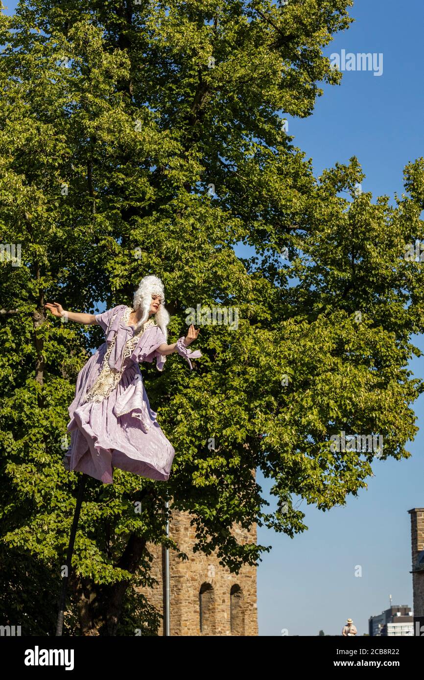 Mülheim an der Ruhr, Allemagne. 7 août 2020. Broicher Schlossnacht 2020 les 7 et 8 août a lieu avec un concept social de distancement en raison du coronavirus / Covid-19. Acrobaties réalisées par 'Flying Luise' sur un mât de 5 M. Banque D'Images