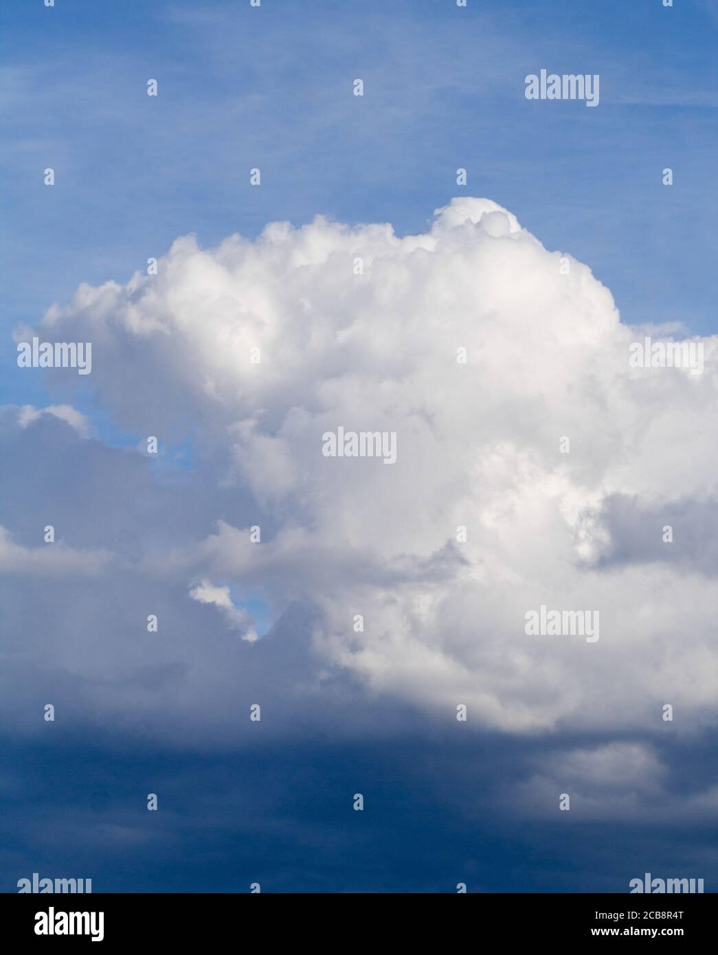 Accumulation de nuages de tempête Cumulus imposants Banque D'Images