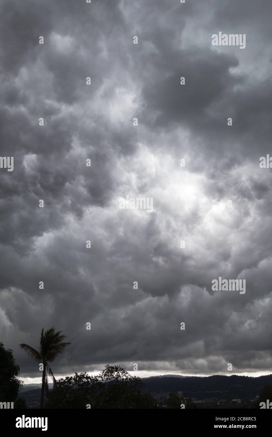 De jolis nuages sombres et lourds Banque D'Images