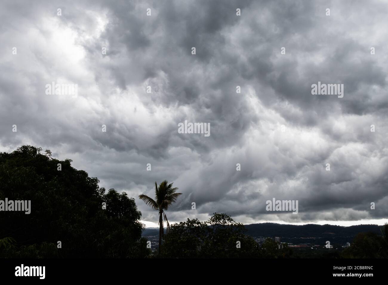 Ciel couvert sur la ville Banque D'Images