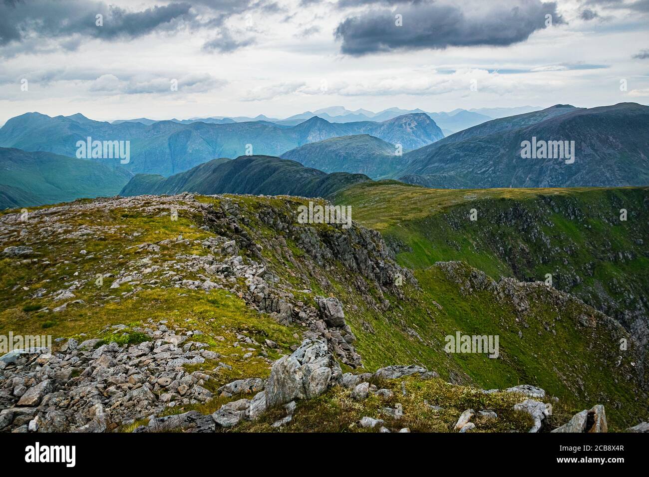 Paysage de montagne dans les Highlands écossais. Vue depuis le sommet de Stob Ghabhar dans les Highlands écossais vers Glen COE avec Ben Nevis à l'horizon. Banque D'Images