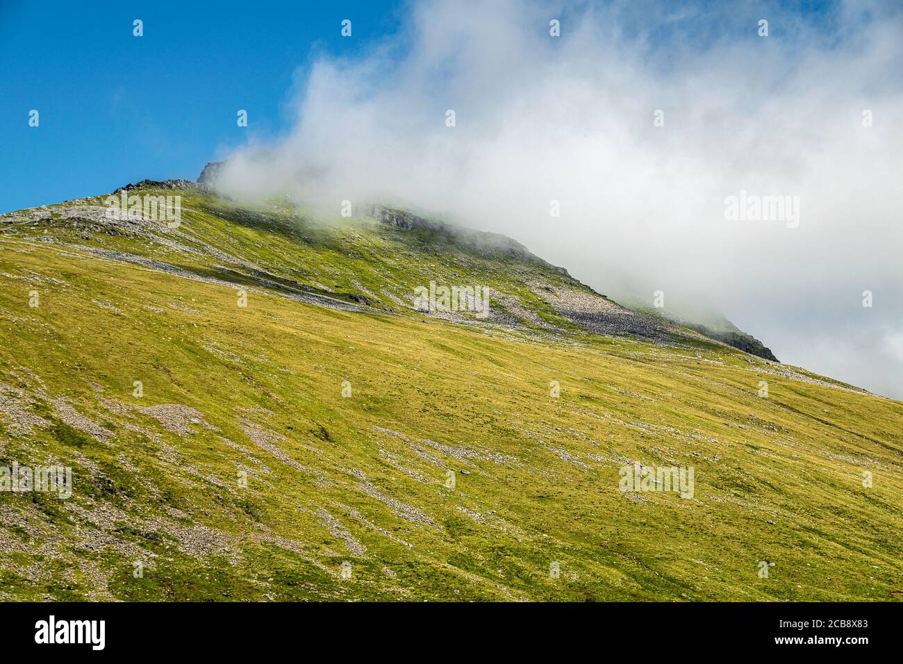 Paysage de montagne écossais Highlands avec nuages. Cloud roulant à travers le sommet de Beinn Dorain dans les Highlands écossais. Banque D'Images