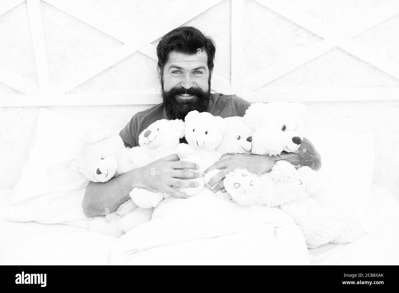 Traiter avec la solitude les vacances. Joyeux anniversaire. Homme avec barbe heureux visage tenir cadeau jouet. Boutique de jouets. Présentez à la petite amie pour l'anniversaire. Fête du baccalauréat. Habitudes Puériles. Ours en peluche. Banque D'Images