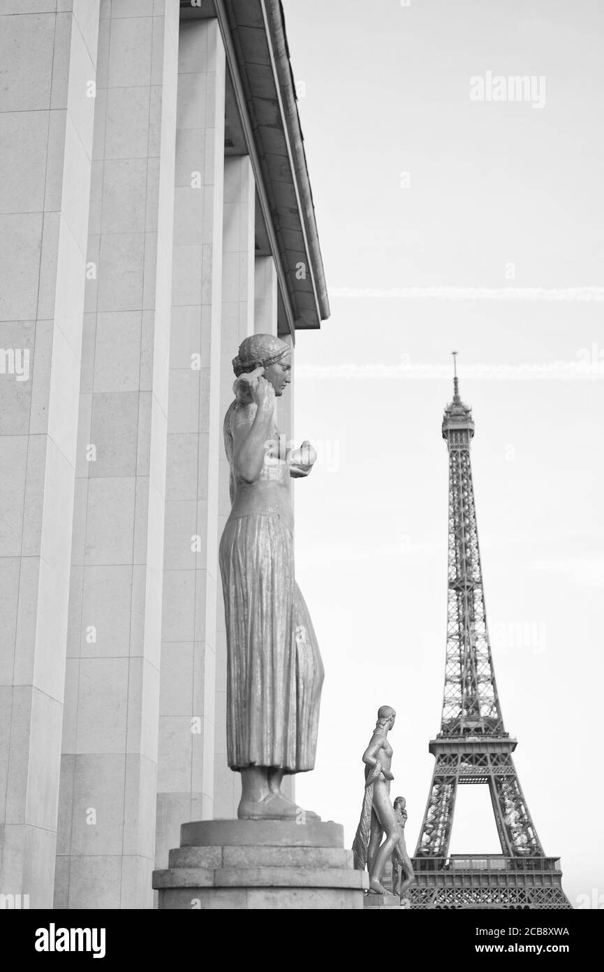 Paris, France - 29 septembre 2017 : statues dorées avec tour Eiffel en arrière-plan. Architecture et art structure et construction architecturales. Monument touristique. Voyage et découverte. Banque D'Images