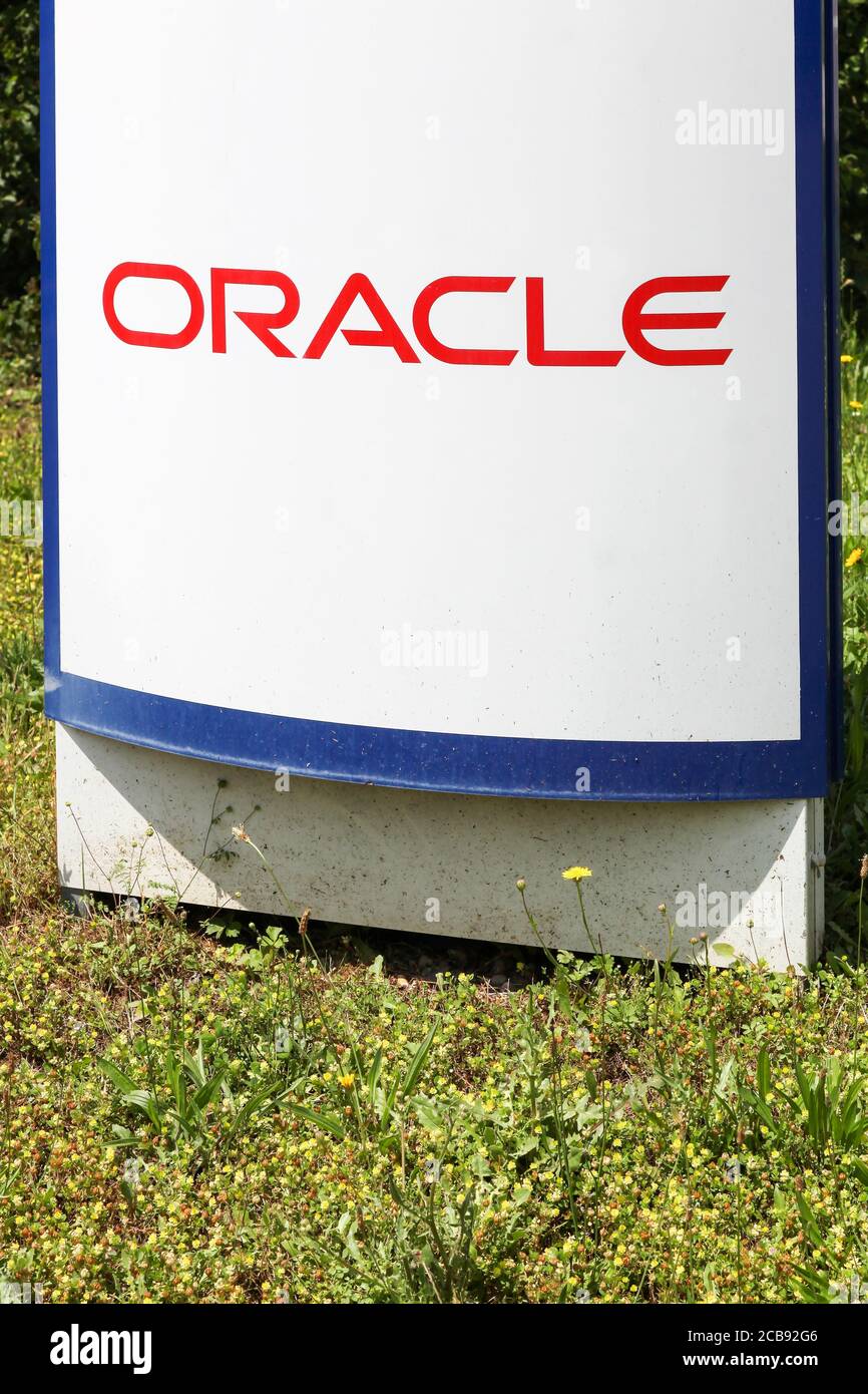 Montbonnot, France - 15 juin 2019 : logo Oracle sur un panneau. Oracle Corporation est une multinationale américaine de technologie informatique Banque D'Images