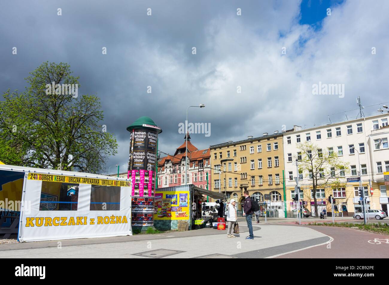 POZNAN, POLOGNE - 13 avril 2017 : un petit produit allemand se trouve près d'un trottoir sur la rue de la rue de la ville, dans le centre-ville Banque D'Images