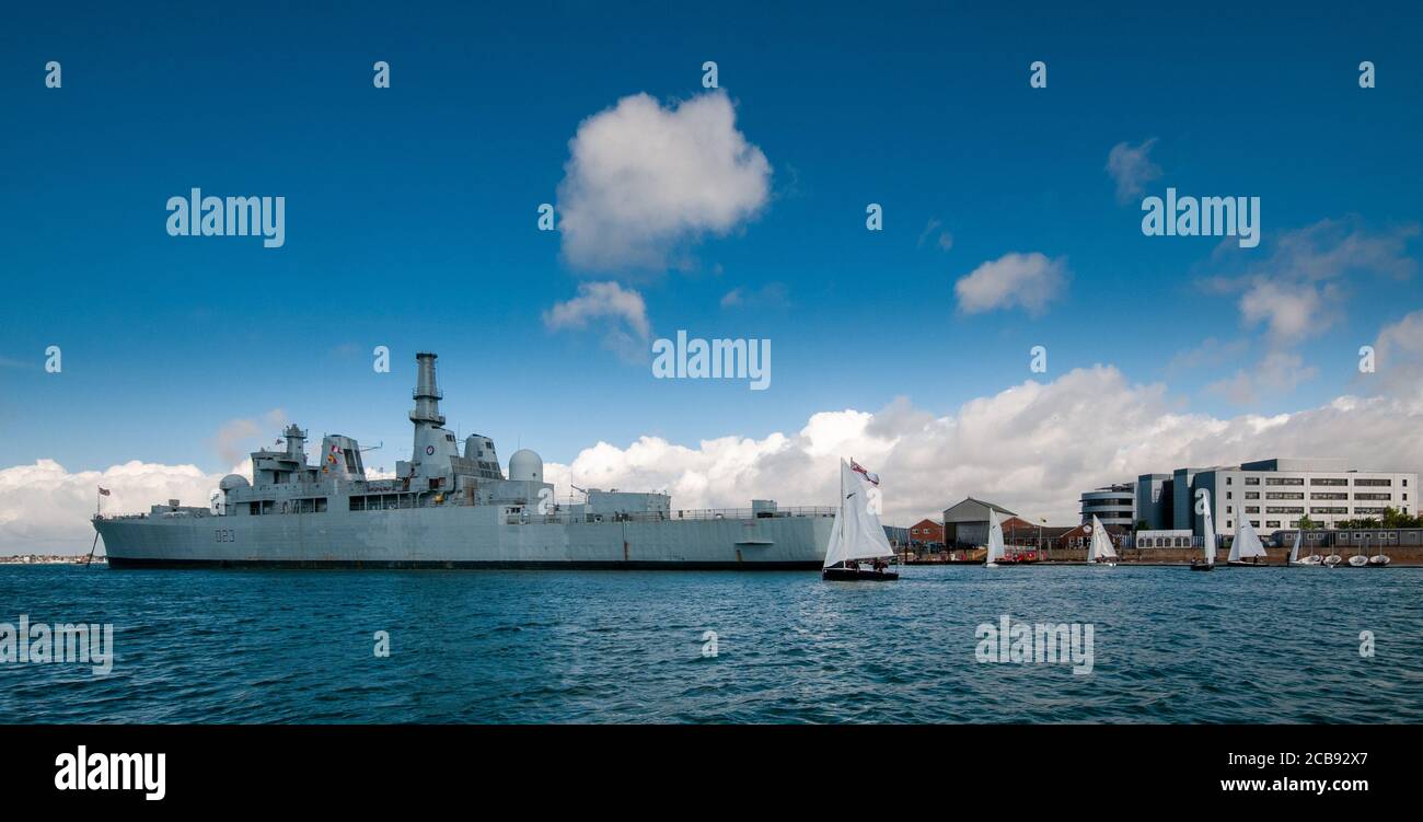 Le navire de guerre HMS Bristol de Falklands dans le port de Portsmouth utilisé comme un navire de formation et d'hébergement pour lequel elle a été affectée mise au rebut Banque D'Images