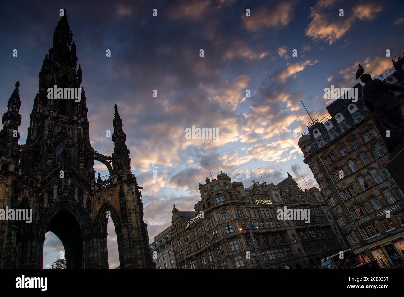 Scotts Monument et Jenners Store sur Princes Street, Édimbourg, Écosse, Royaume-Uni Banque D'Images