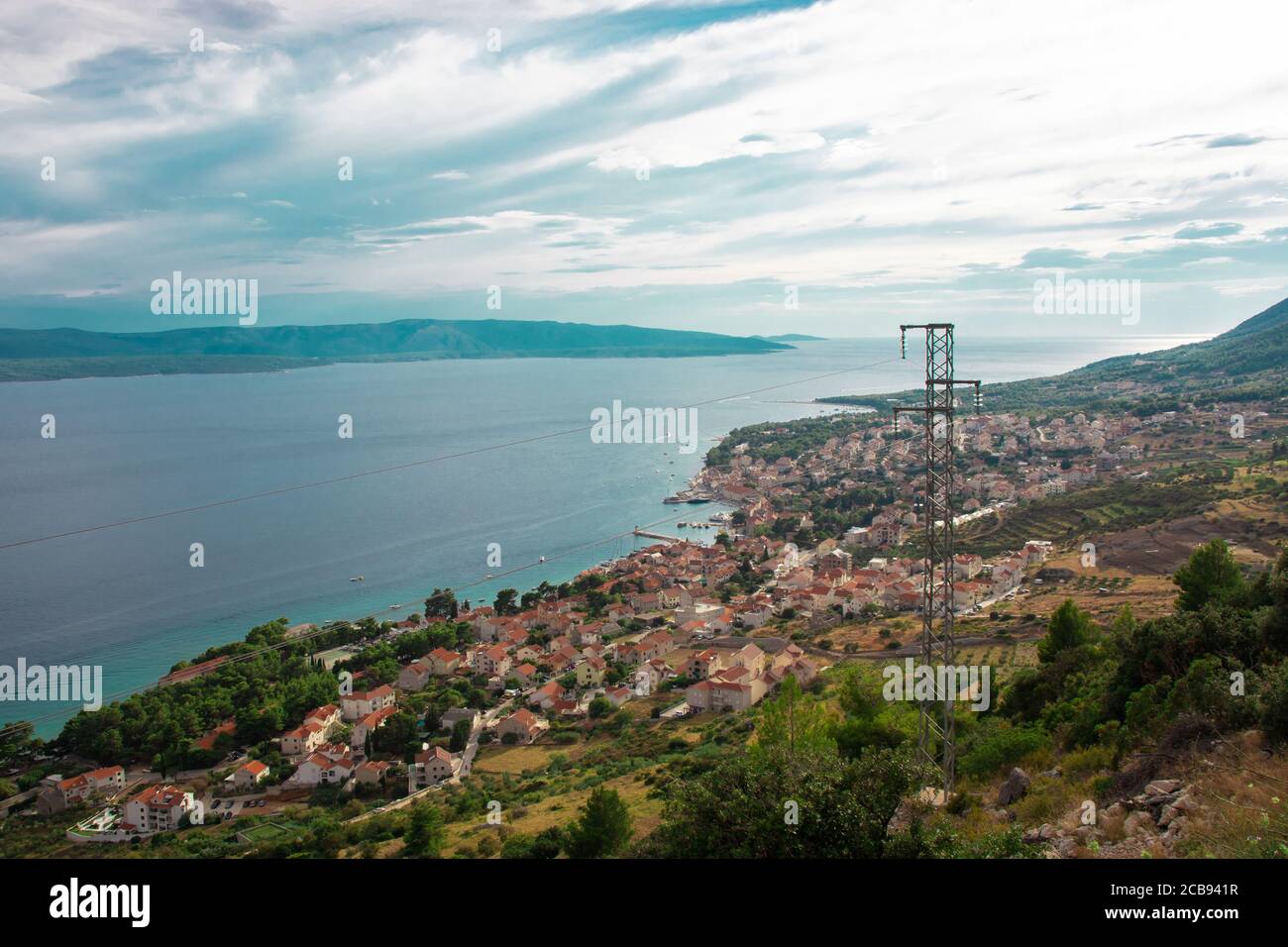 Vue sur la ville côtière de bol sur l'île De Brac à partir d'un point d'observation à proximité sur la route Banque D'Images