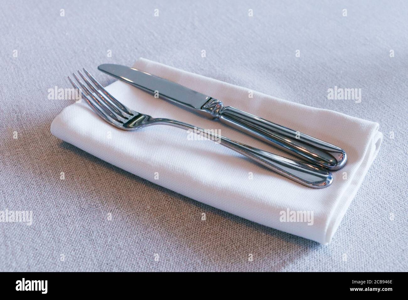 couverts de restaurant, couteau et fourchette sur une table avec serviette blanche Banque D'Images