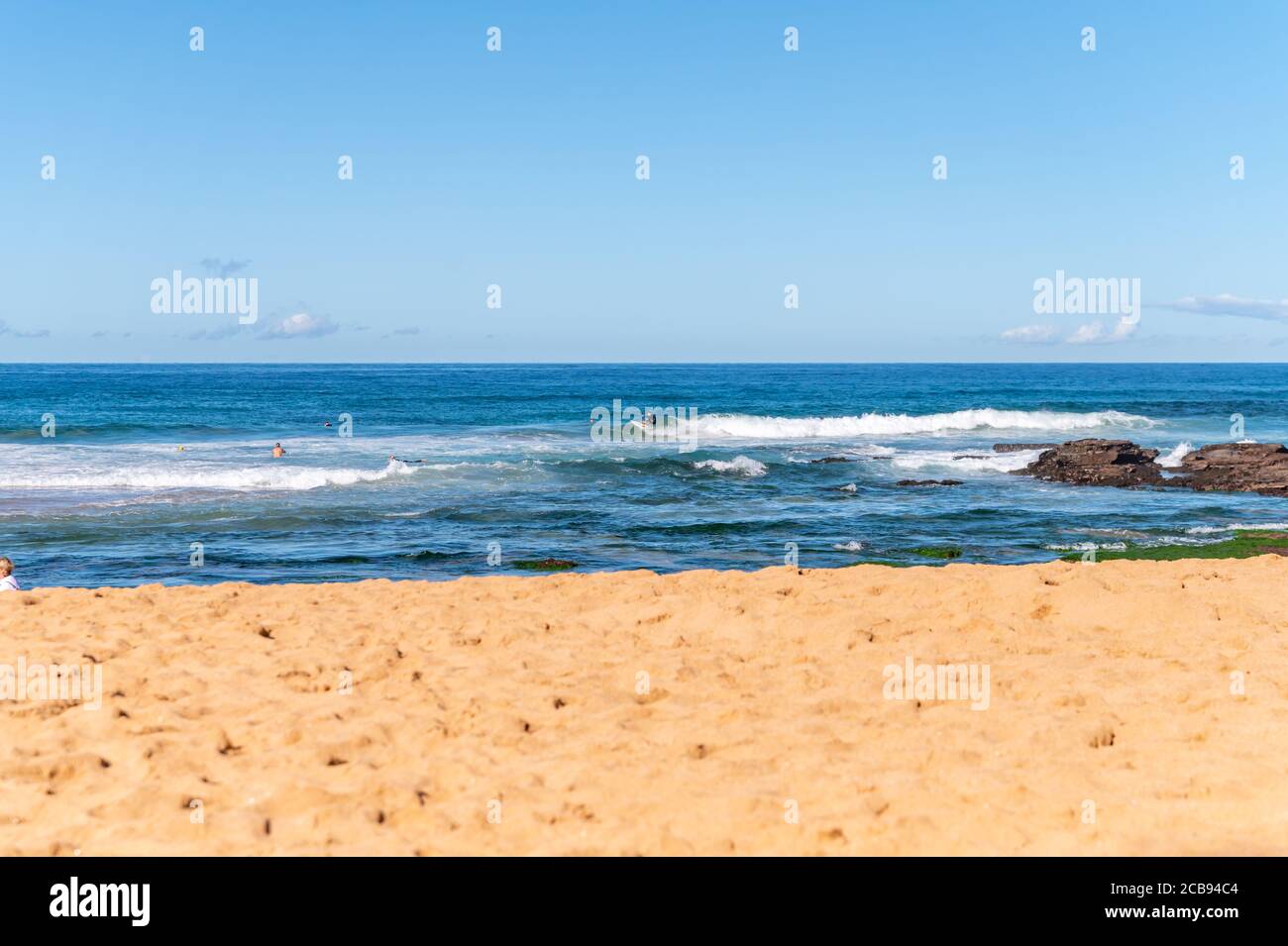 Vue sur la plage d'Avalon avec de magnifiques eaux turquoise dans un après-midi ensoleillé en automne Banque D'Images