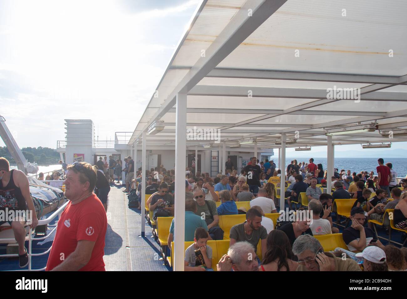 Supetar Croatie, août 2020 car ferry reliant Supetar et Split plein avec des passagers et des touristes voyageant pendant la pandémie de covid.Noone weli Banque D'Images