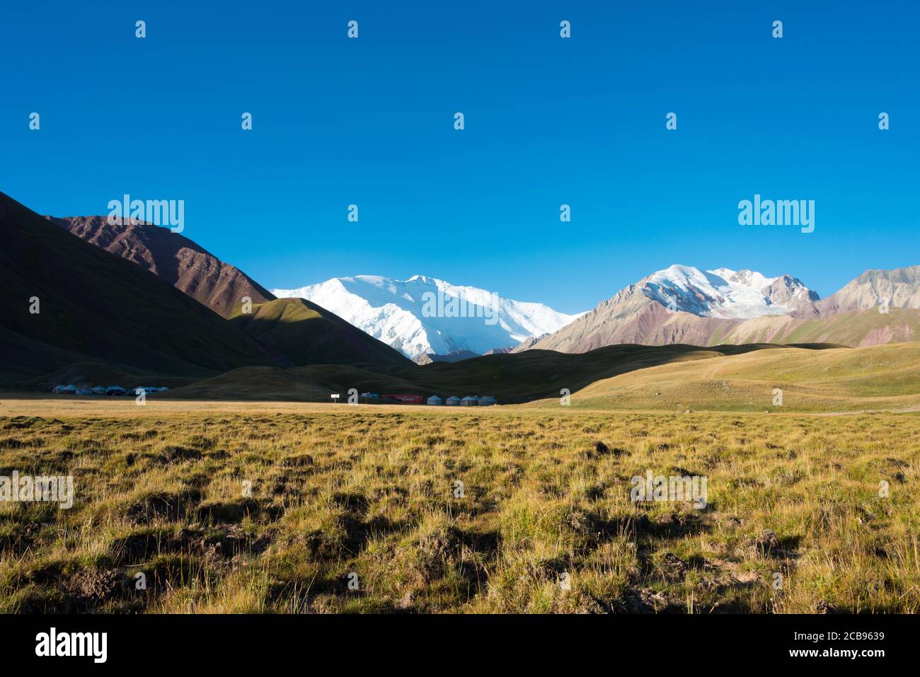 OSH, Kirghizistan - Paysage du matin du pic Lénine (7134m) à la vallée d'Alay à Osh, Kirghizistan. Les montagnes de Pamir au Kirghizistan. Banque D'Images
