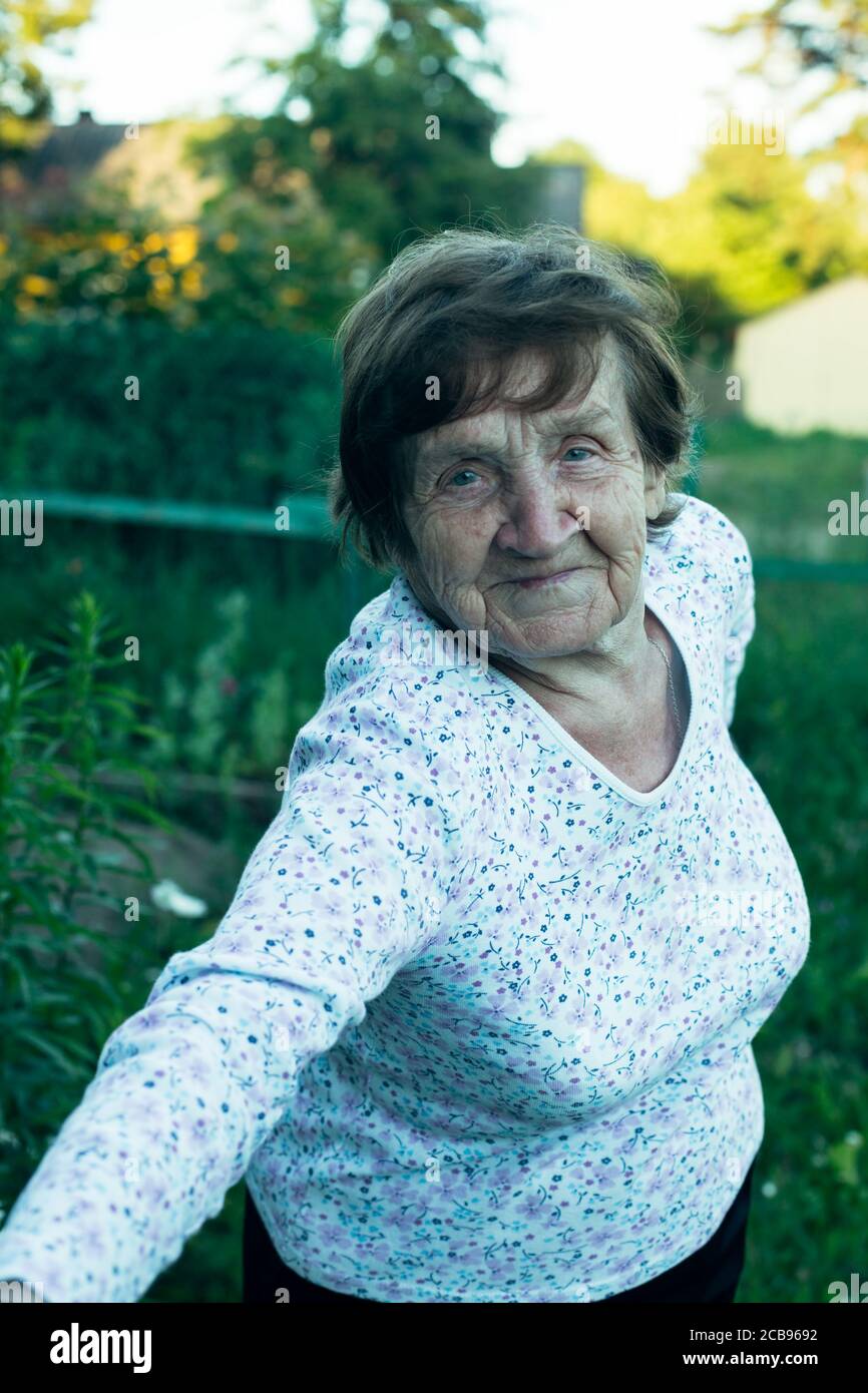 Portrait d'une vieille femme, dans le village à l'extérieur. Banque D'Images