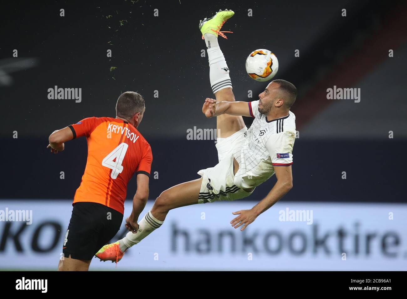 (200812) -- GELSENKIRCHEN, 12 août 2020 (Xinhua) -- Arthur Cabral (R) du FC Basel tire pendant la finale de l'UEFA Europa League entre Shakhtar Donetsk et le FC Basel à Gelsenkirchen, Allemagne, 11 août 2020. POUR USAGE ÉDITORIAL UNIQUEMENT. NE PAS VENDRE POUR DES CAMPAGNES DE MARKETING OU DE PUBLICITÉ. (Alex Grimm/UEFA/Getty/document via Xinhua) Banque D'Images