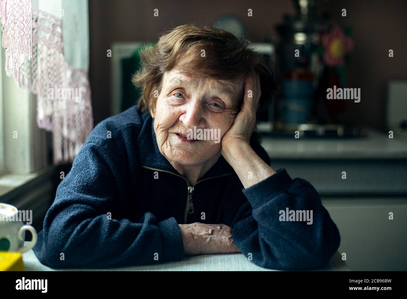 Portrait d'une ancienne femme dans la maison de campagne. Banque D'Images