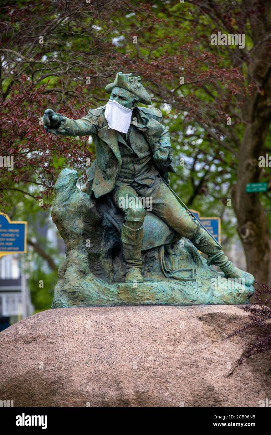 Herkimer, New York : une statue du héros de la guerre d'indépendance Nicholas Herkimer a donné un masque à l'époque de Covid. Banque D'Images