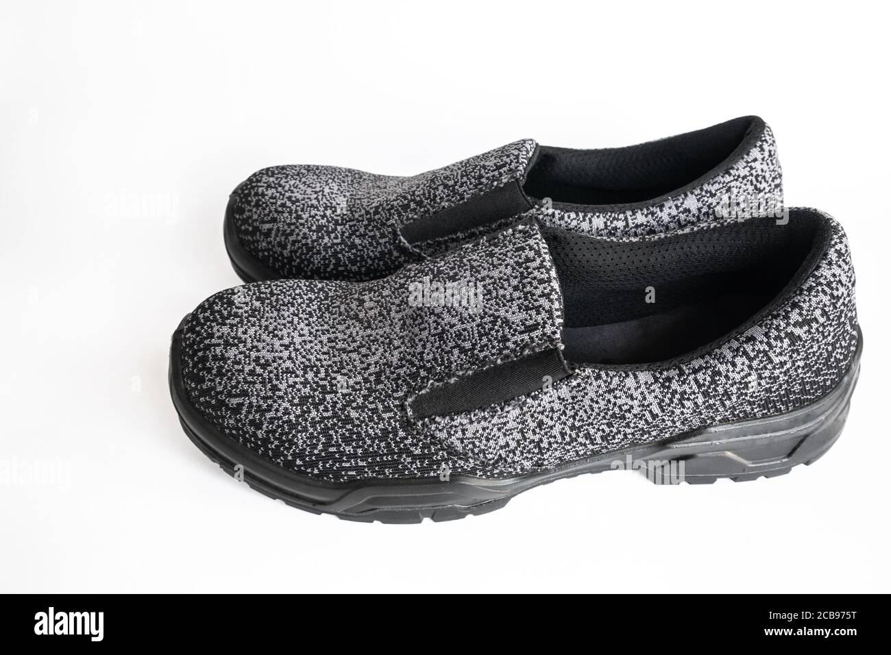 Chaussures de travail spéciales isolées sur fond blanc. Chaussures de sécurité pour le travail dans les usines.Chaussures avec dessus textile et semelle caoutchoutée.espace de copie Banque D'Images