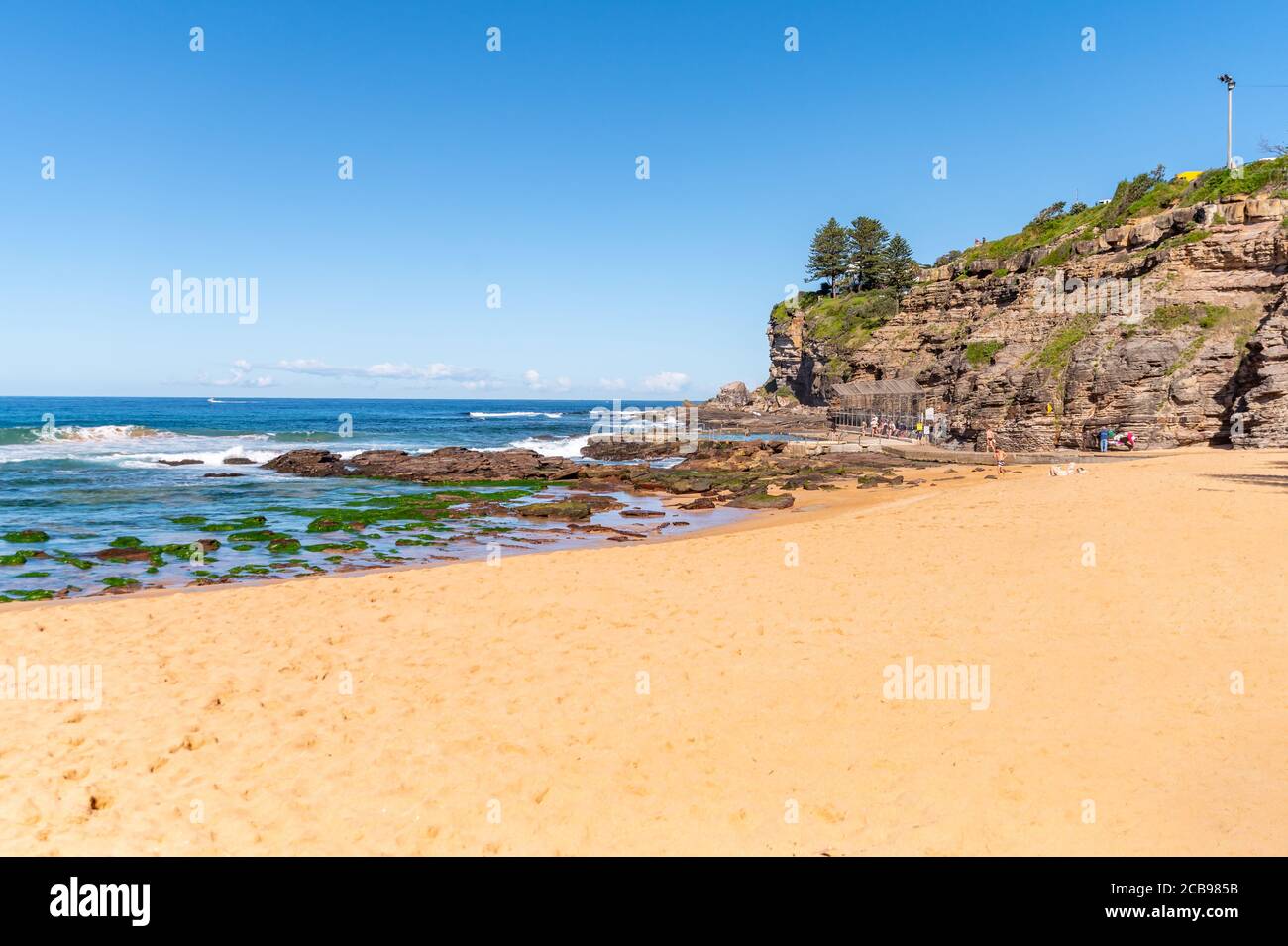 Avalon Beach avec de magnifiques eaux turquoise, Blue Sky et Avalon Head Land flou de fond Banque D'Images