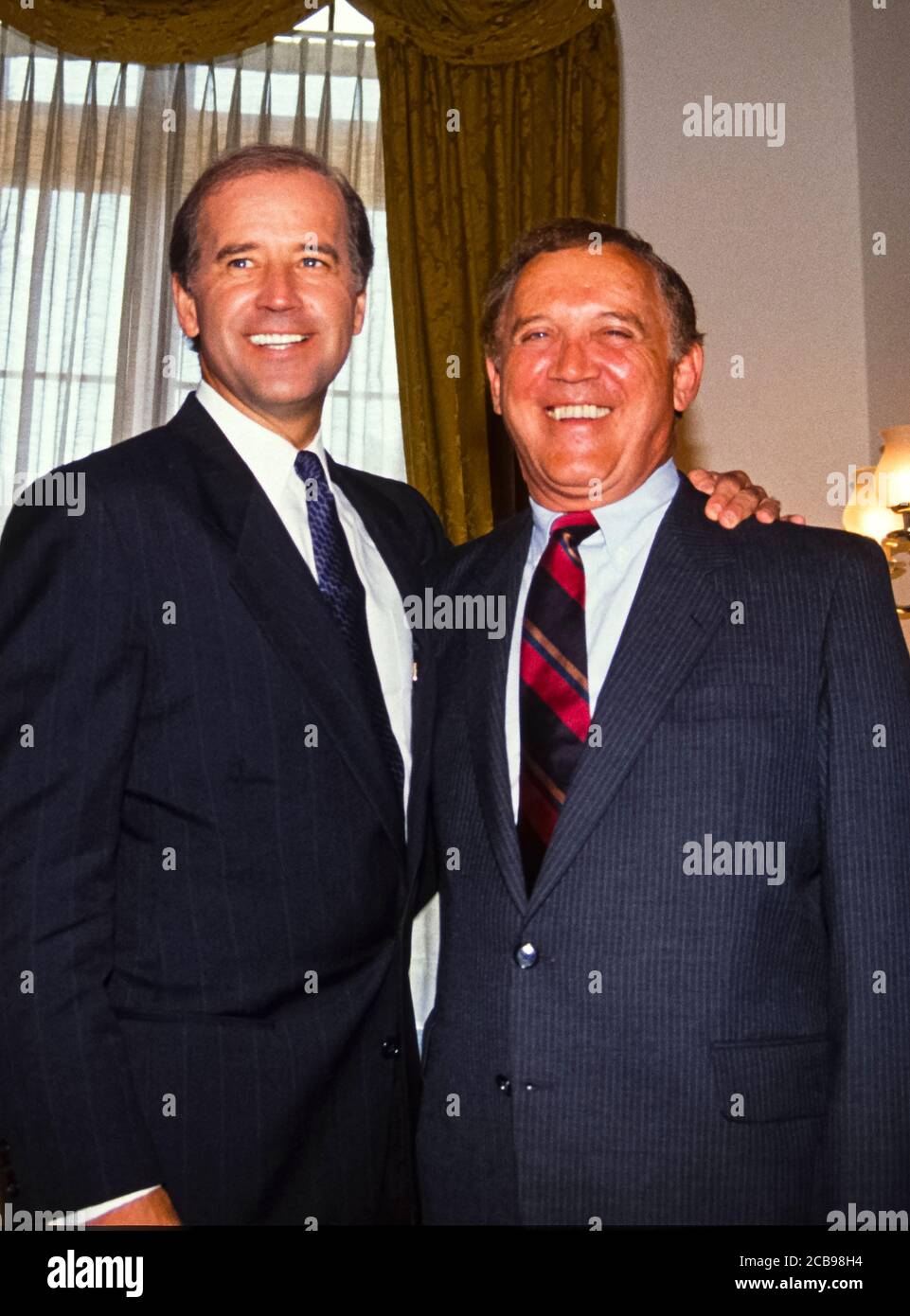 Le sénateur américain Joseph Biden (démocrate du Delaware), à gauche, et le sénateur américain Warren Rudman (républicain du New Hampshire), à droite, alors qu’ils rencontrent le juge David Hackett Souter, le président américain George H.W. Le candidat de Bush au poste de juge associé de la Cour suprême, en remplacement de William J. Brennan Jr., qui a pris sa retraite, parti, sur Capitol Hill à Washington, DC le 26 juillet 1990. Crédit : Arnie Sachs/CNP | utilisation dans le monde entier Banque D'Images