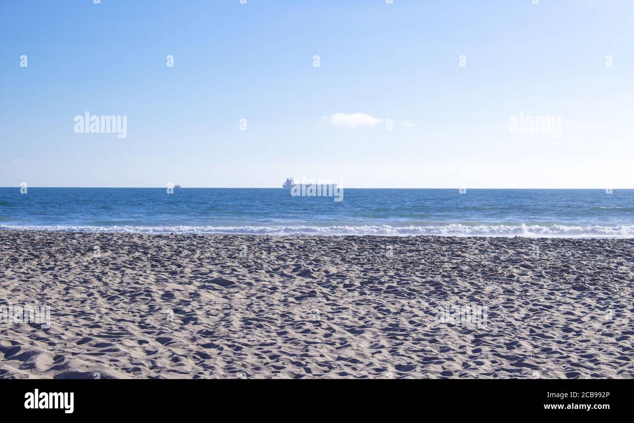 vue sur l'océan, vue sur la plage avec un bateau au loin Banque D'Images