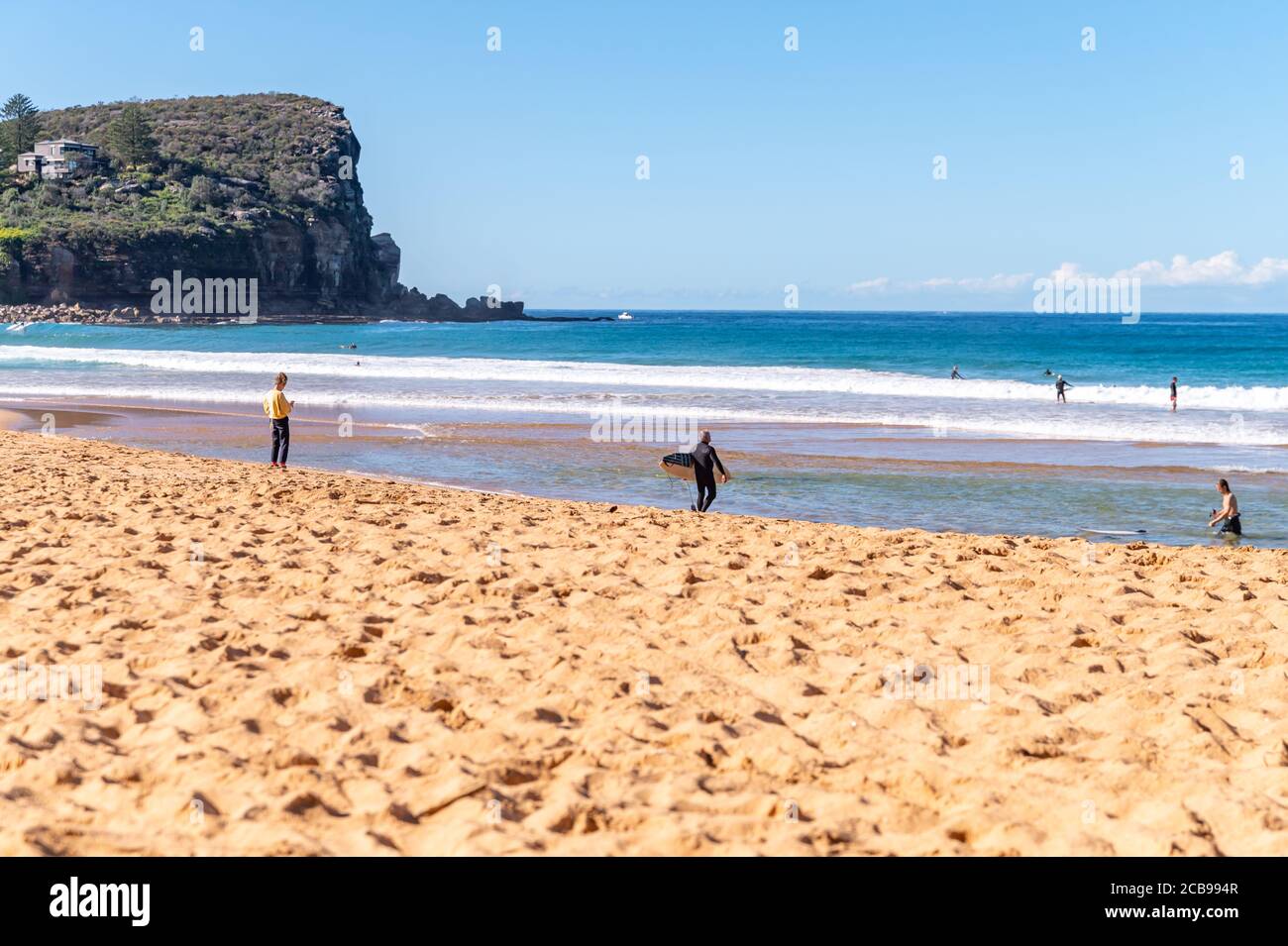 Vue sur la plage d'Avalon avec de magnifiques eaux turquoise, ciel bleu et flou d'arrière-plan Avalon Head Land Banque D'Images