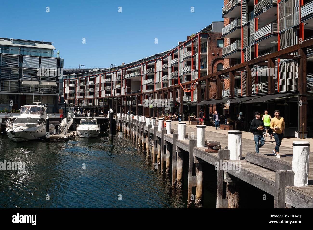 25.09.2019, Sydney, Nouvelle-Galles du Sud, Australie - les gens marchent à travers les immeubles modernes d'appartements et les boutiques le long du front de mer à Walsh Bay vers midi. Banque D'Images