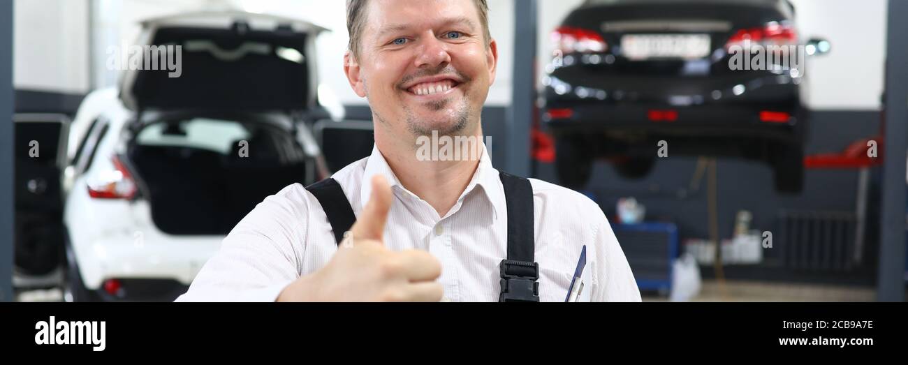 Homme joyeux assurer un bon travail Banque D'Images