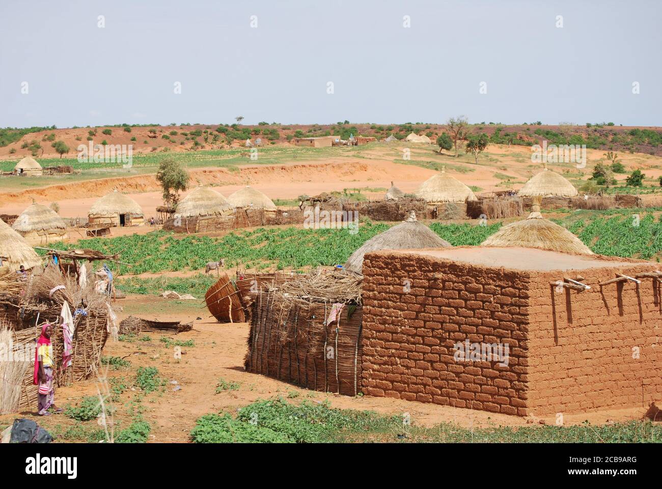 Un village avec une maison de boue et plusieurs huttes au Niger, en Afrique. Banque D'Images