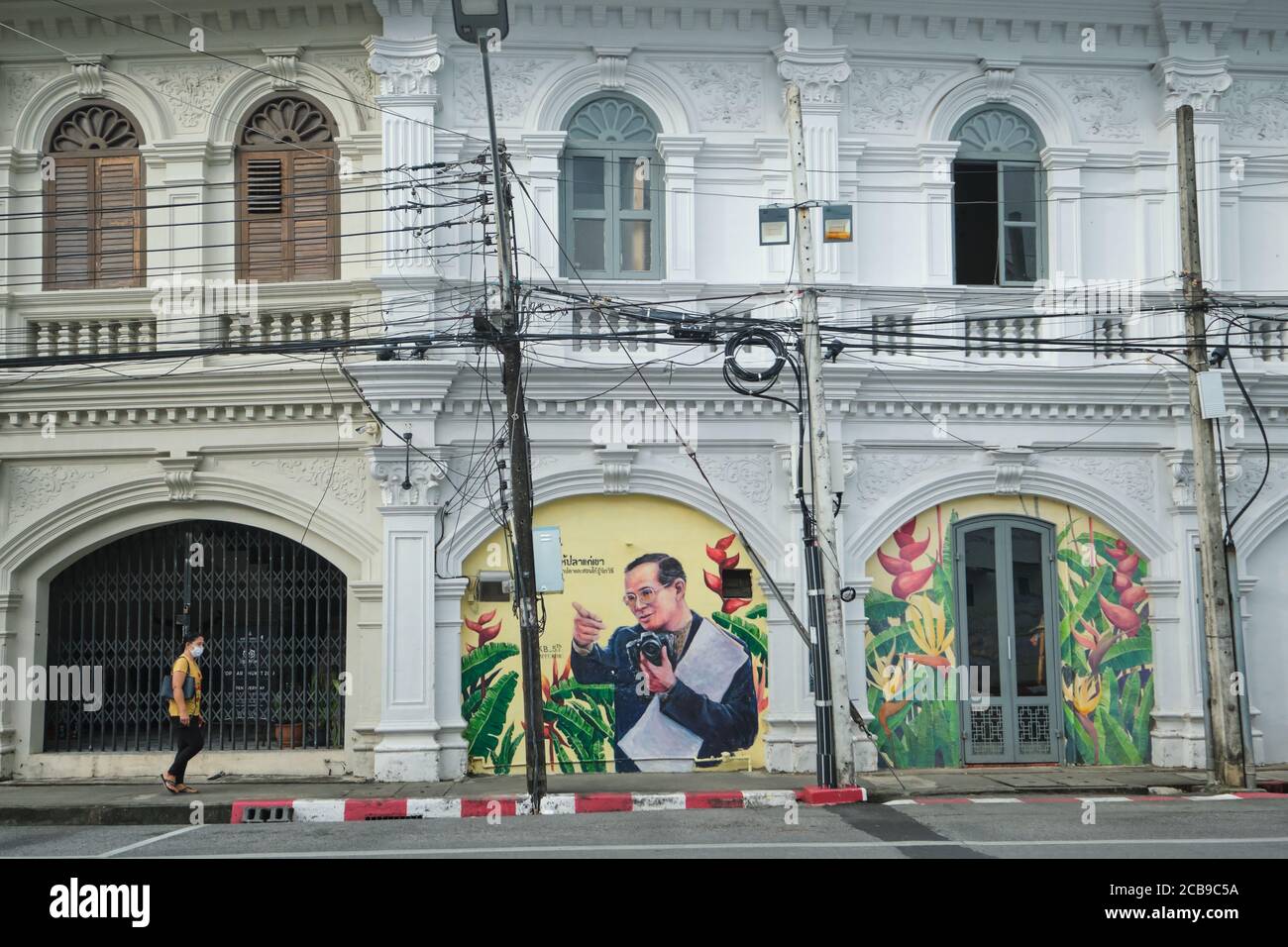 Une fresque du roi thaïlandais Bumipol Adulyadej sur un ancien bâtiment sino-portugais dans la rue Dibuk, dans la vieille ville de Phuket, Phuket, Thaïlande Banque D'Images