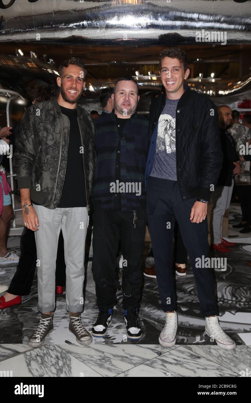 Jimmy Lyell (L) et Hugo Gruzman (R), (Flight Facilities) avec Kim Jones (Louis Vuitton Directeur artistique masculin) (C) Banque D'Images