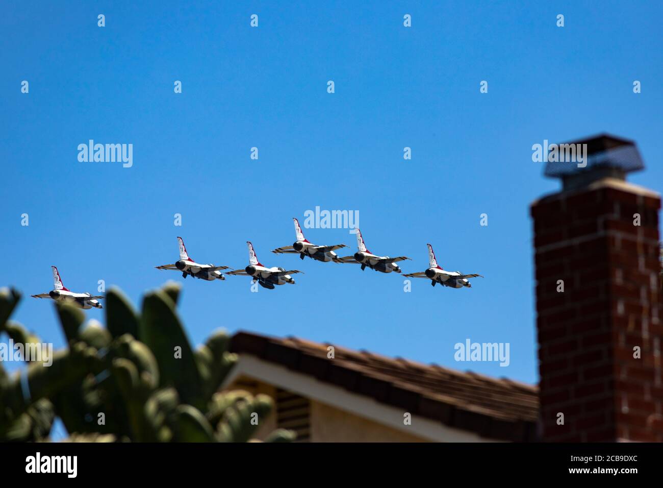 Les Thunderbirds de la Force aérienne des États-Unis survolent les hôpitaux du comté de Carlsbad et de San Diego pour saluer les travailleurs de la santé pendant Covid-19. Banque D'Images