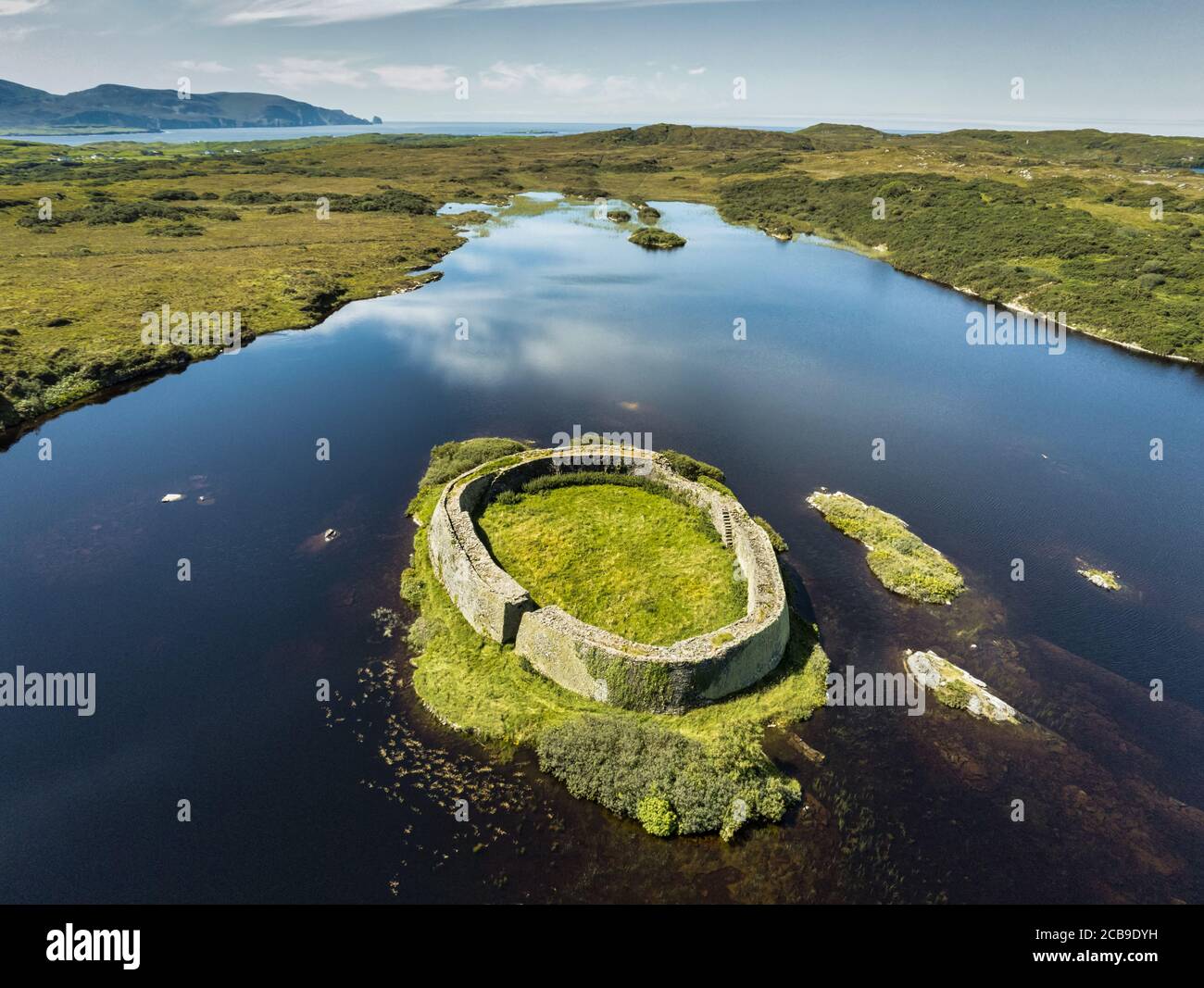 Une vue aérienne de Doon Ring fort sur une île Dans le lac de Doon sur ...