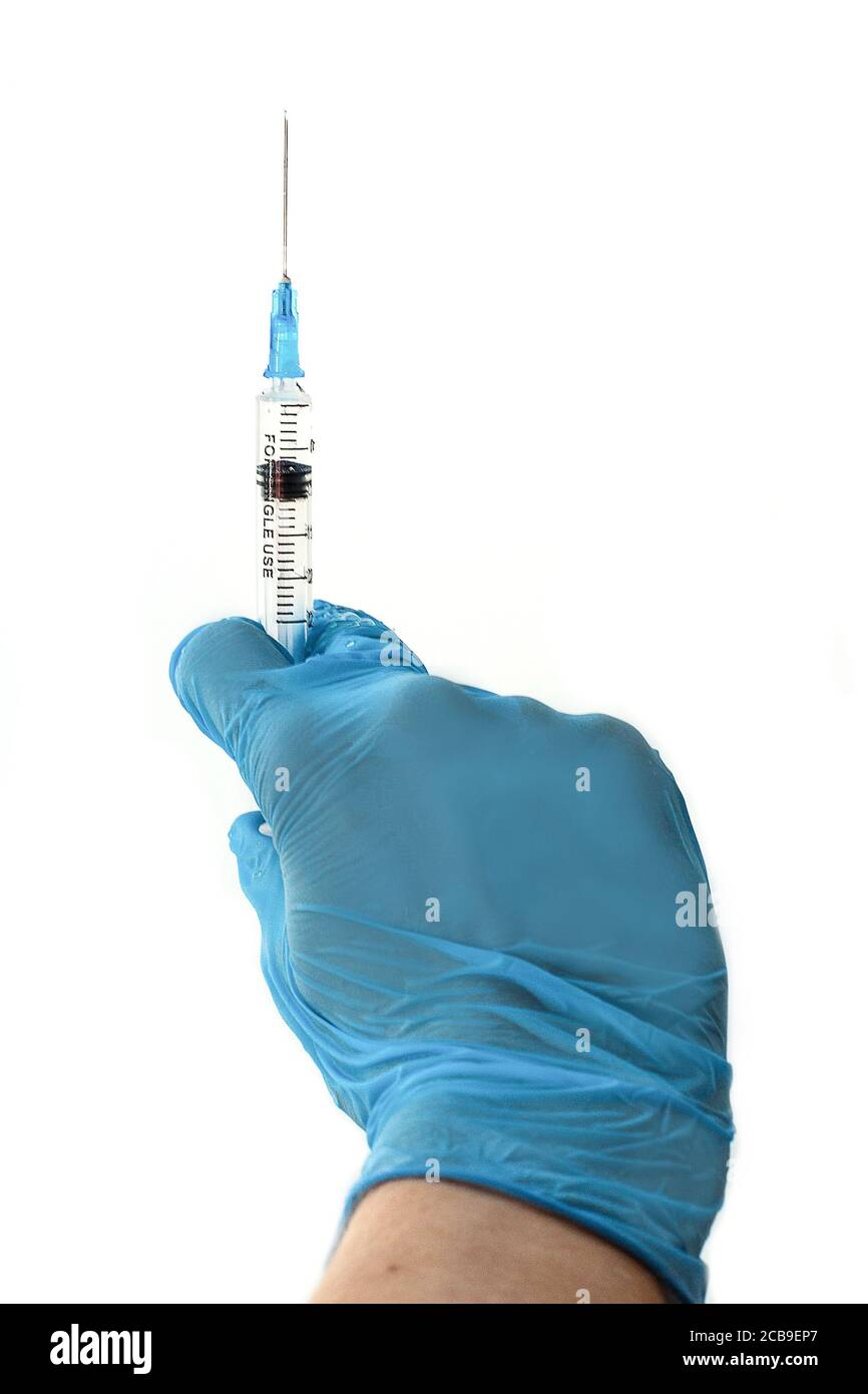 Mains de médecin dans les gants en latex bleu holding syringe. Objets isolé sur fond blanc Banque D'Images