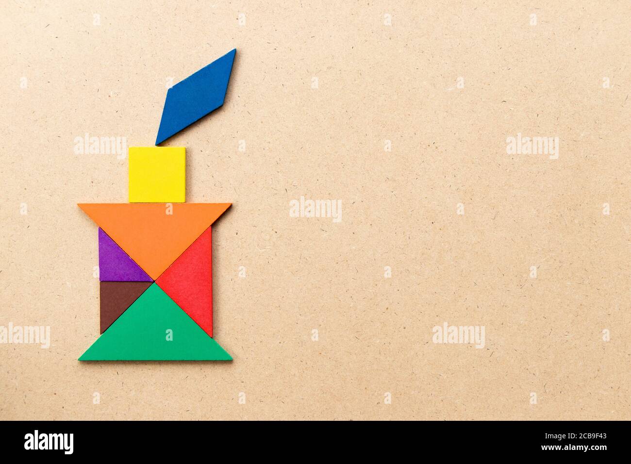 Puzzle couleur en forme de tangram en bougie avec forme de flamme sur fond  de bois Photo Stock - Alamy