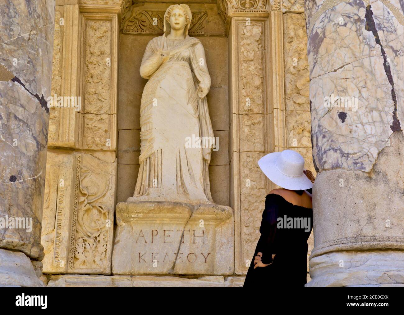 Belle jeune femme en robe noire dans la ville antique d'Éphèse Banque D'Images